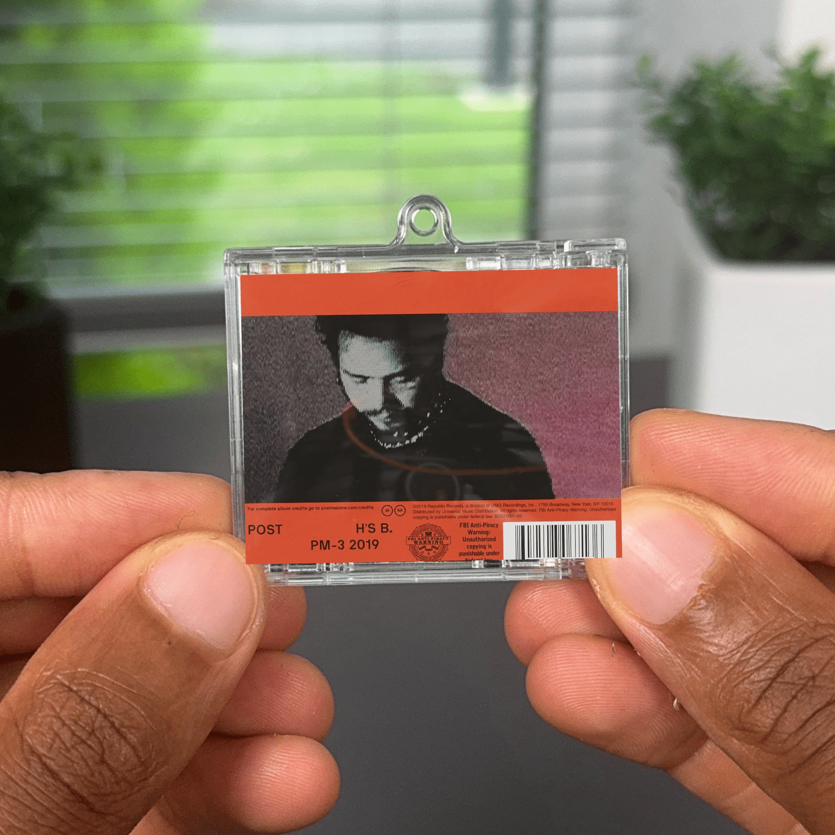 Hollywood's Bleeding Albumtag