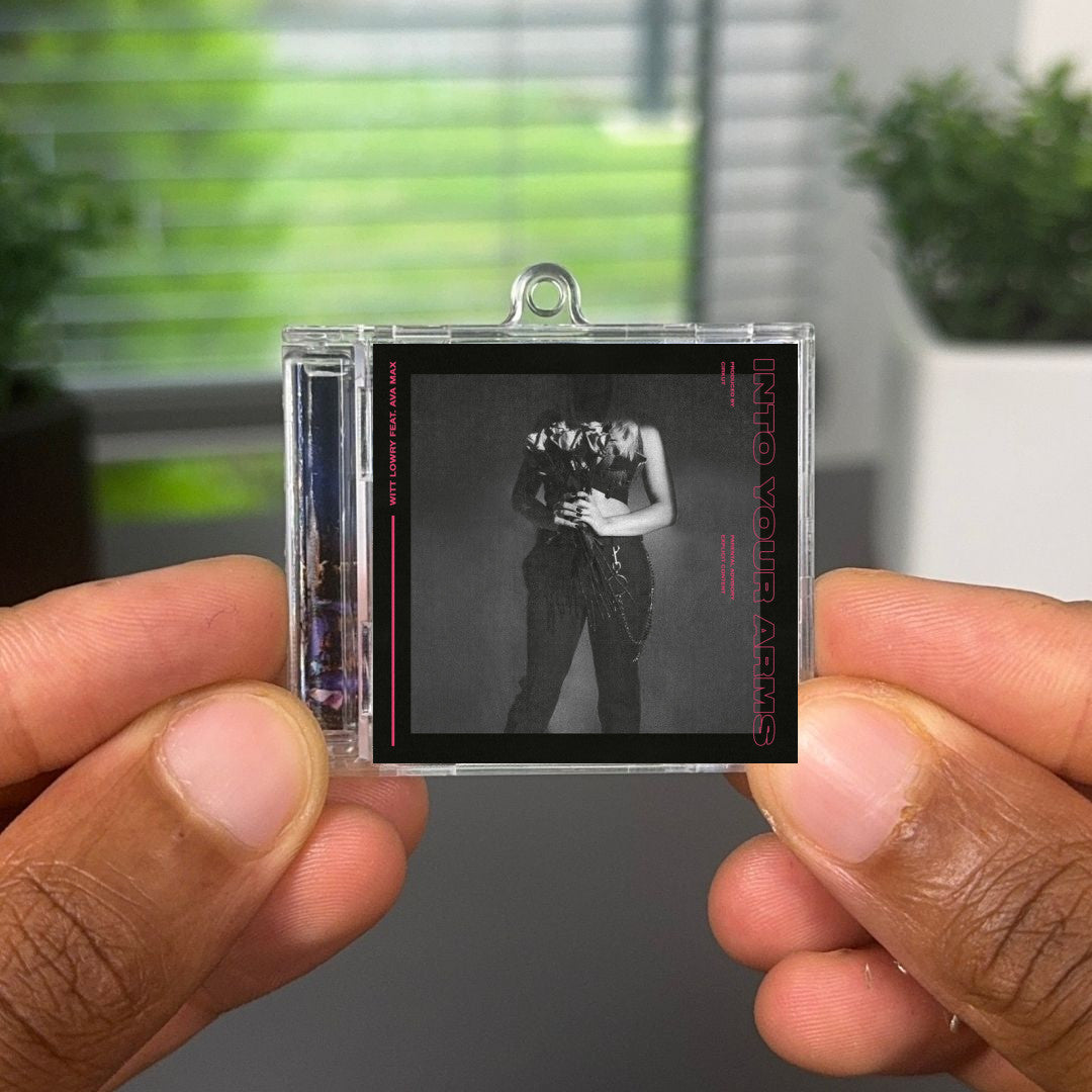 Into Your Arms (feat. Ava Max) llavero NFC