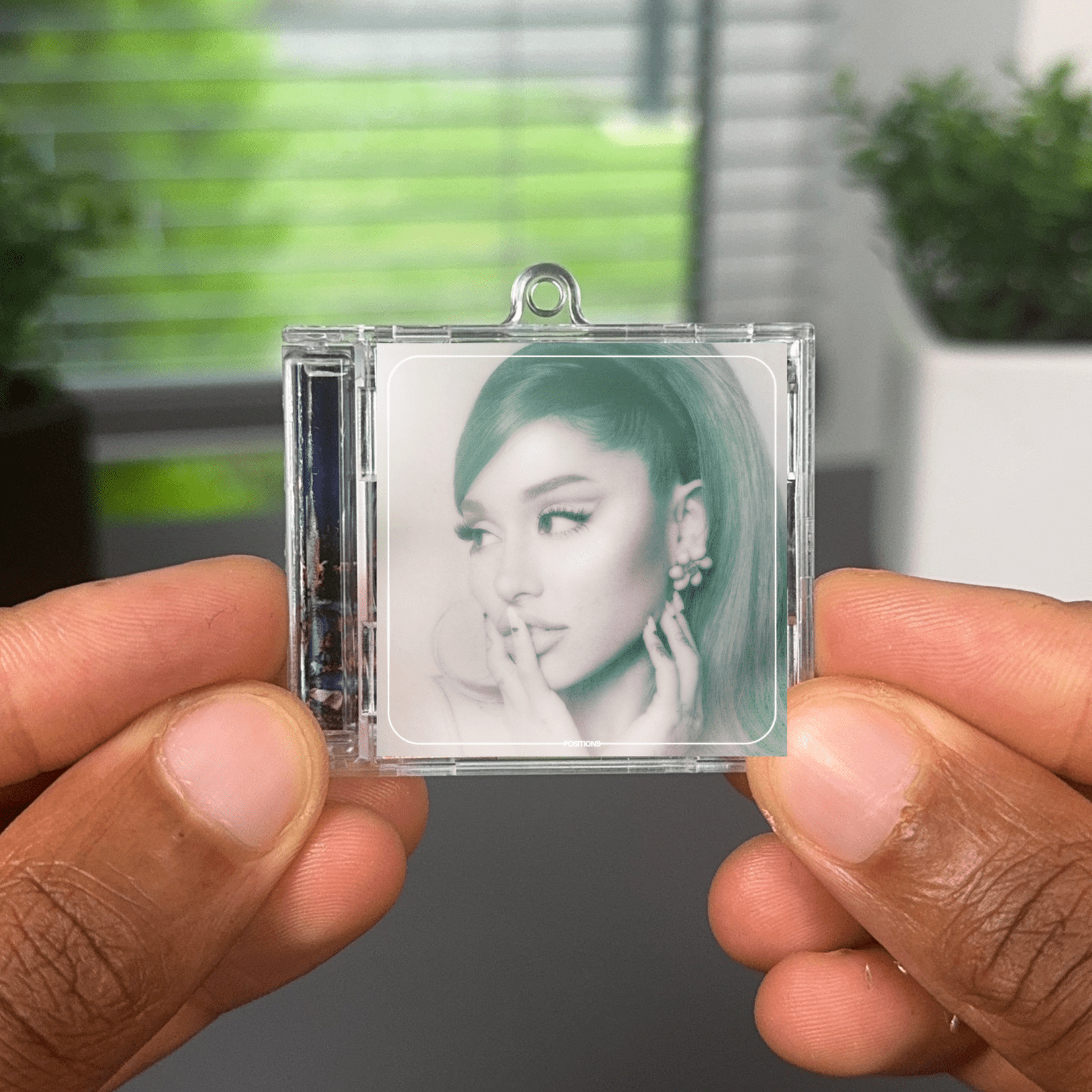 Ariana Grande llavero NFCs