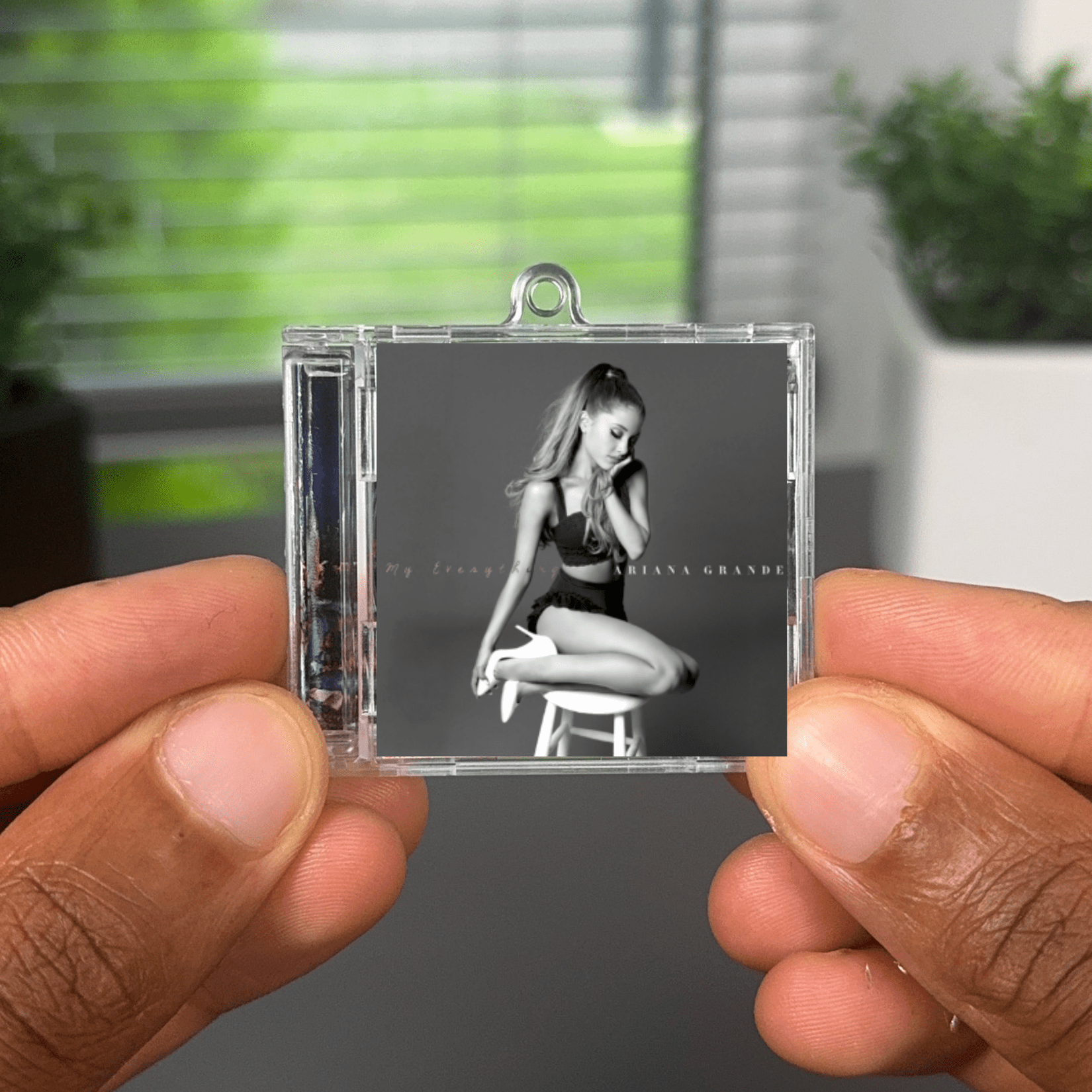 Ariana Grande llavero NFCs