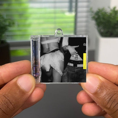 Guess featuring billie eilish llavero NFC