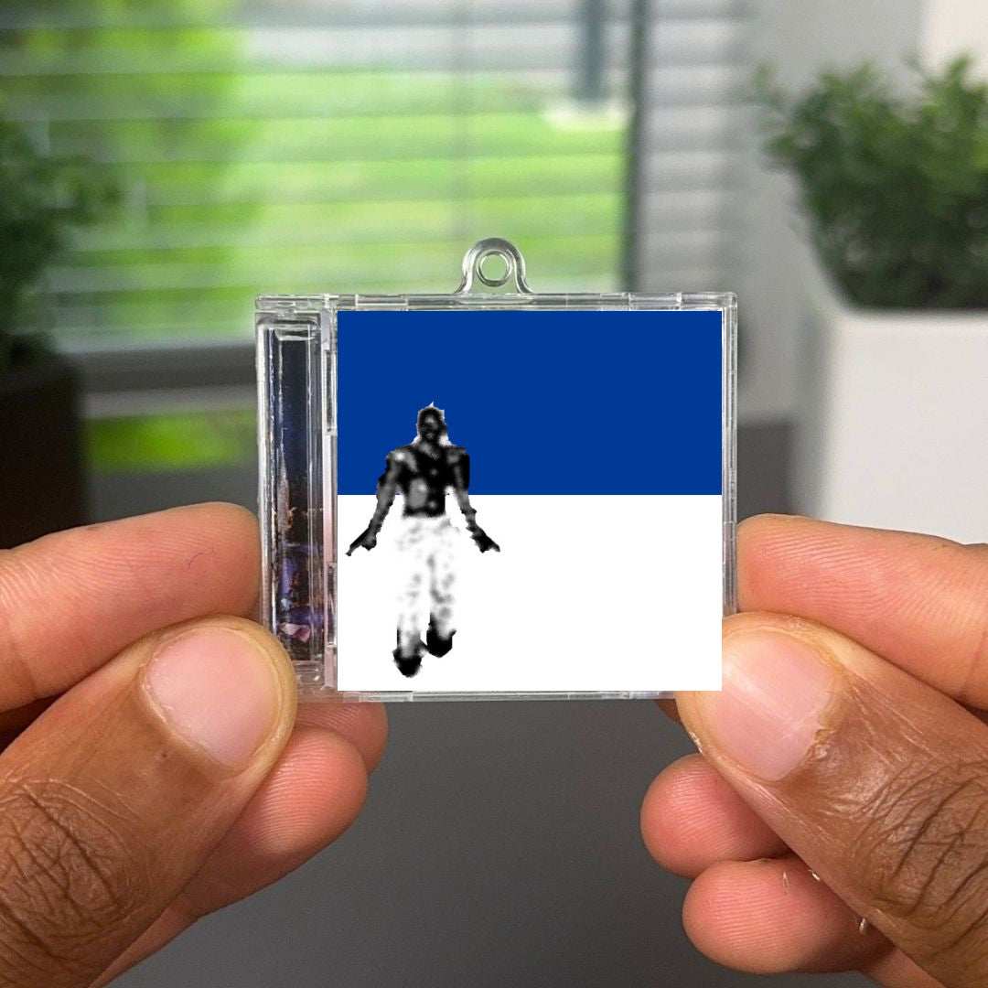 MAN PLAYS THE HORN (Director"s Cut) llavero NFC