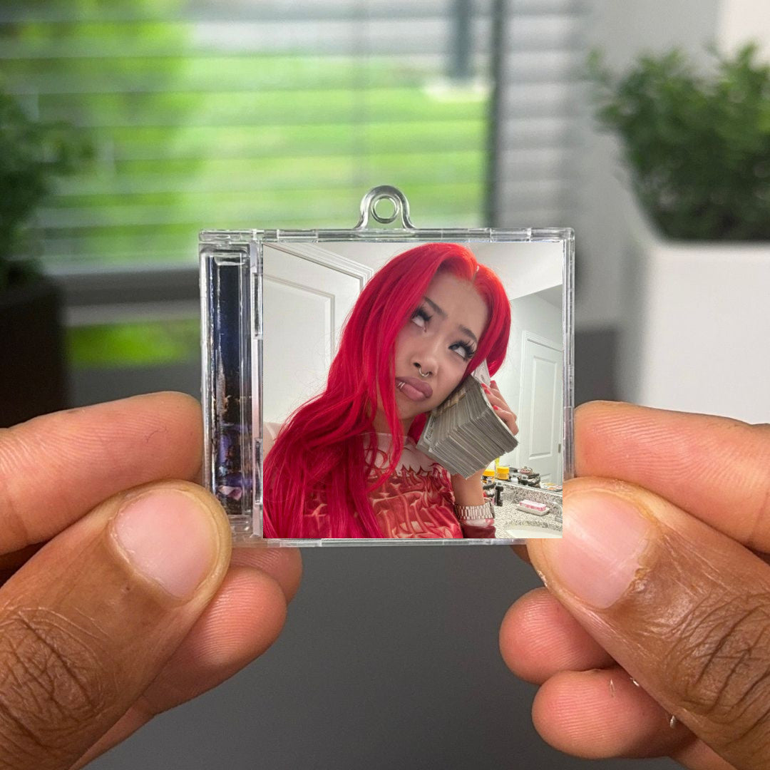 molly santana llavero NFC