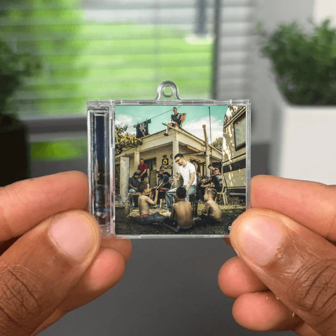Oti Kai Na Ginei NFC Keychain
